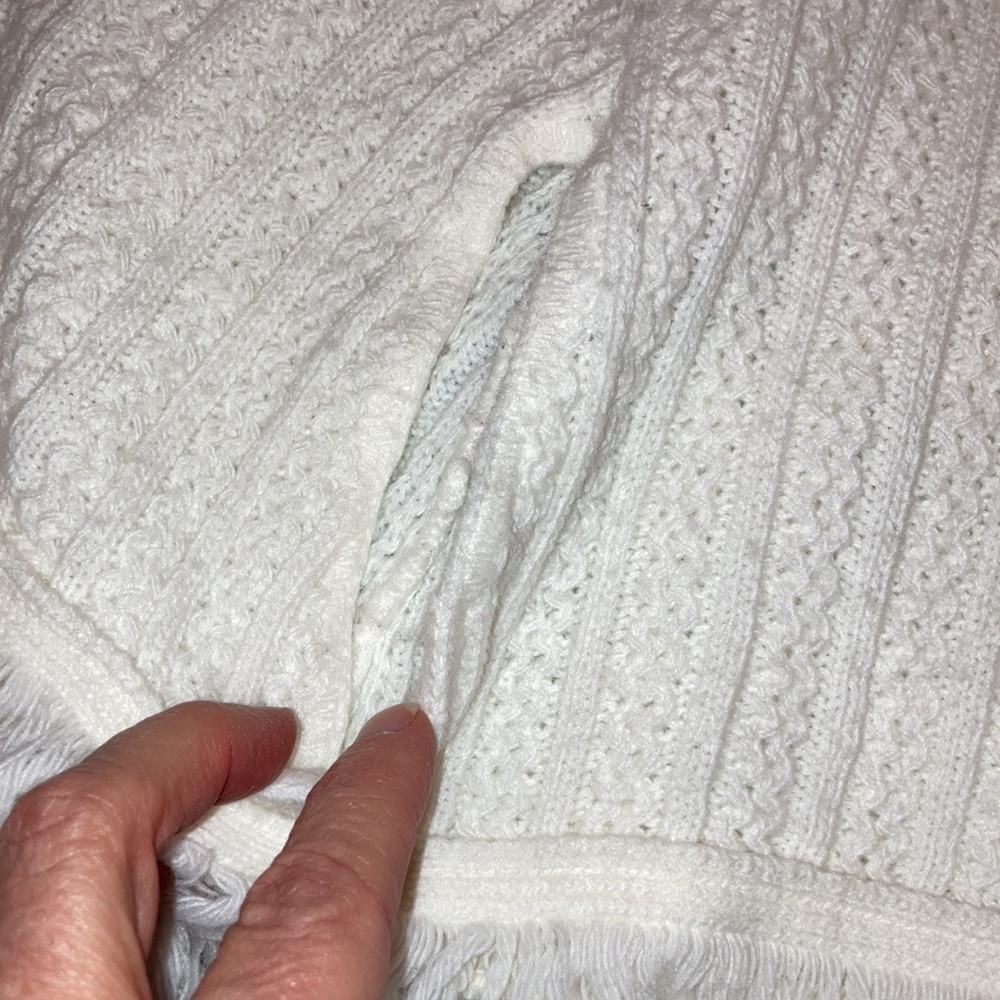 Vintage girls white poncho. Size 7-8 - Picture 6 of 7